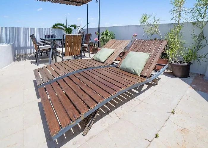 Papaya 20 Super Ph 2 Bedroom With Private Rooftop - Jacuzzi Apartment *